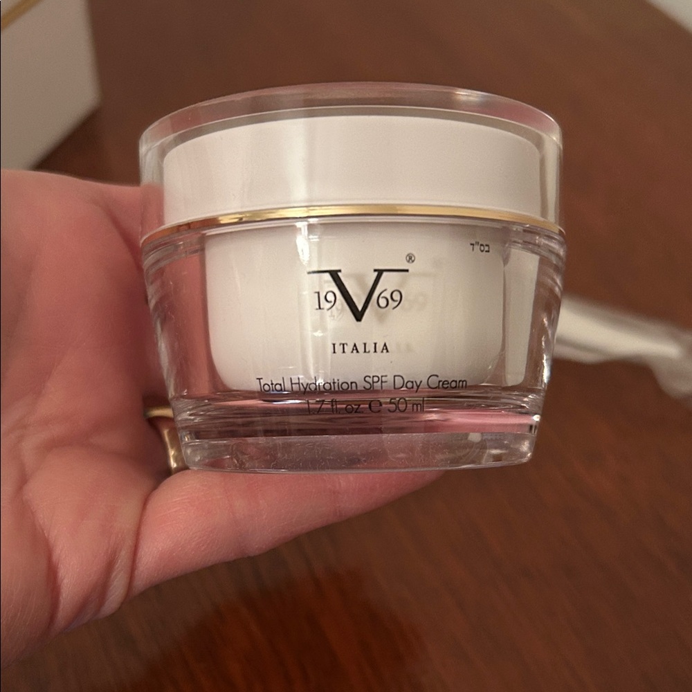 Versace Idra Totale Moisturizer - White and Gold - Picture 6 of 9